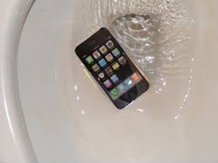 iPhone 7 dropped in commode 