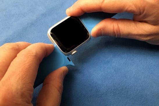 Removing Apple Watch straps