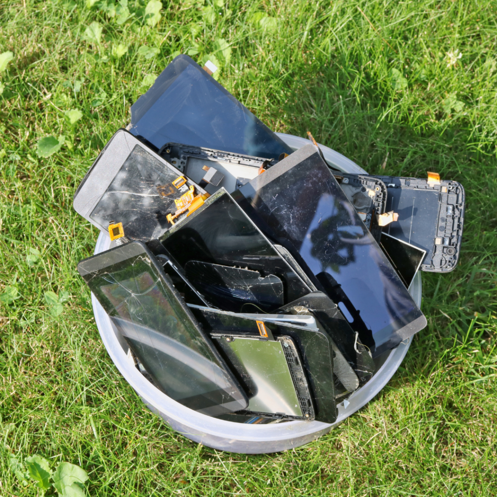 improper-cell-phone-disposal